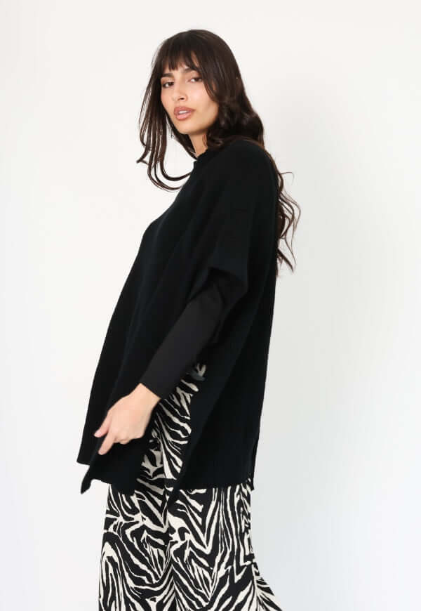 Poncho Anais Negro Amarras - Diseño de Autor | Natalia Seguel