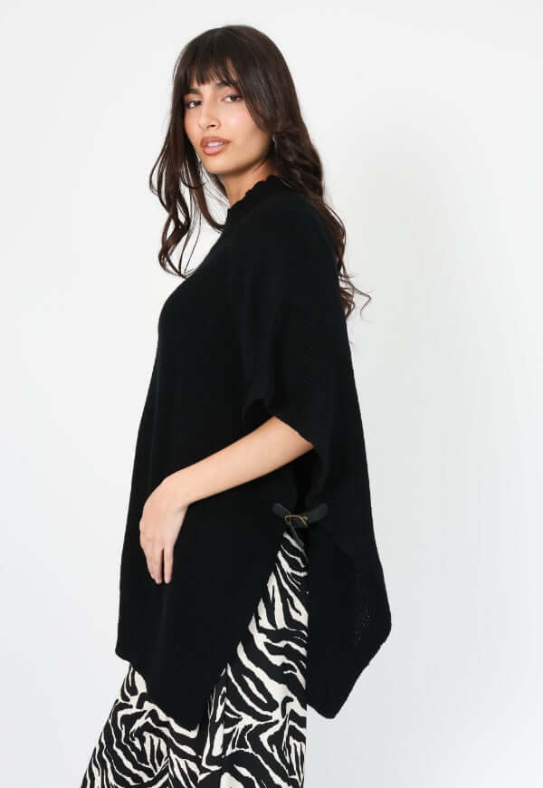 Poncho Anais Negro Amarras - Diseño de Autor | Natalia Seguel