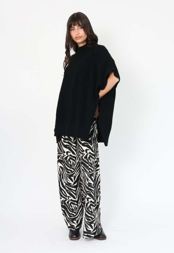 Poncho Anais Negro Amarras - Diseño de Autor | Natalia Seguel