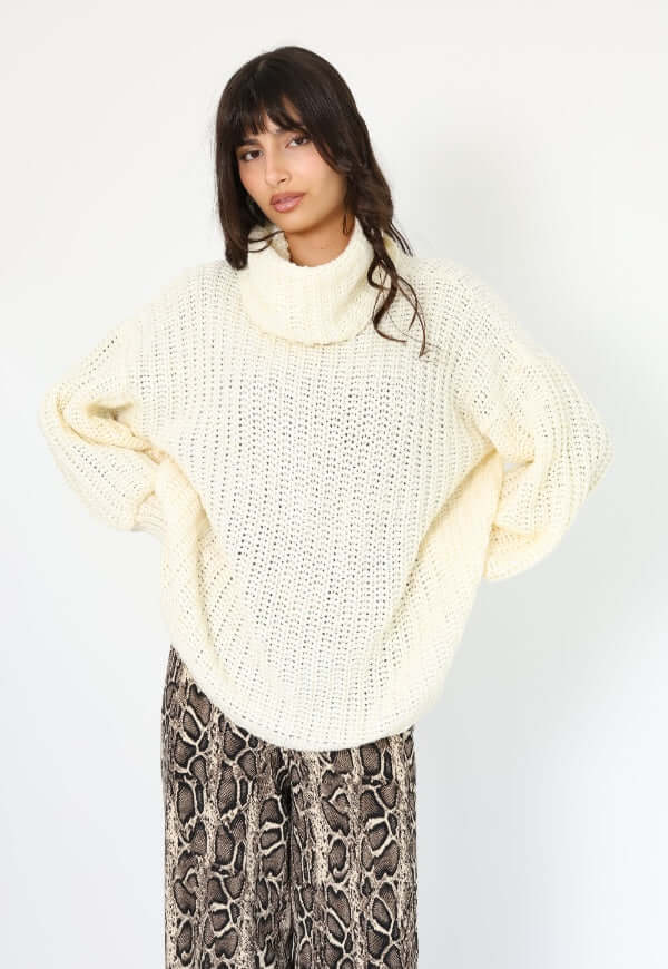 Chaleco blanco cuello alto Natalia Seguel, vista alternativa del diseño de autor