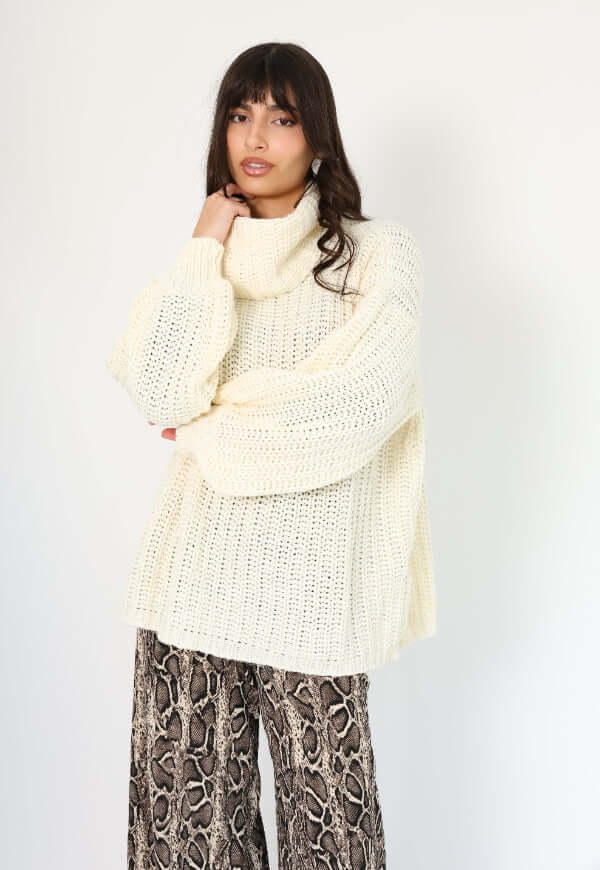 Chaleco blanco cuello alto Natalia Seguel, detalle de diseño autor