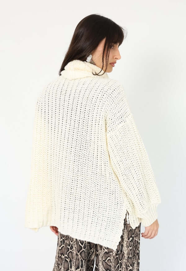 Chaleco blanco cuello alto Natalia Seguel, otra perspectiva del diseño autor