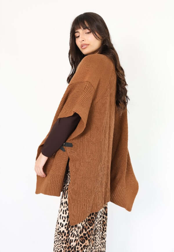 Poncho Anais Camel Amarras - Diseño de Autor | Natalia Seguel