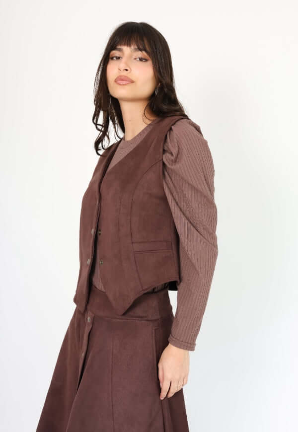 Chaqueta Gillette en gamuza café moro, otra perspectiva, diseño de autor Natalia Seguel