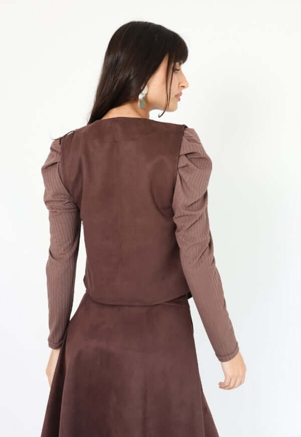 Chaqueta Gillette Gamuza Café Moro Natalia Seguel, ángulo lateral del diseño