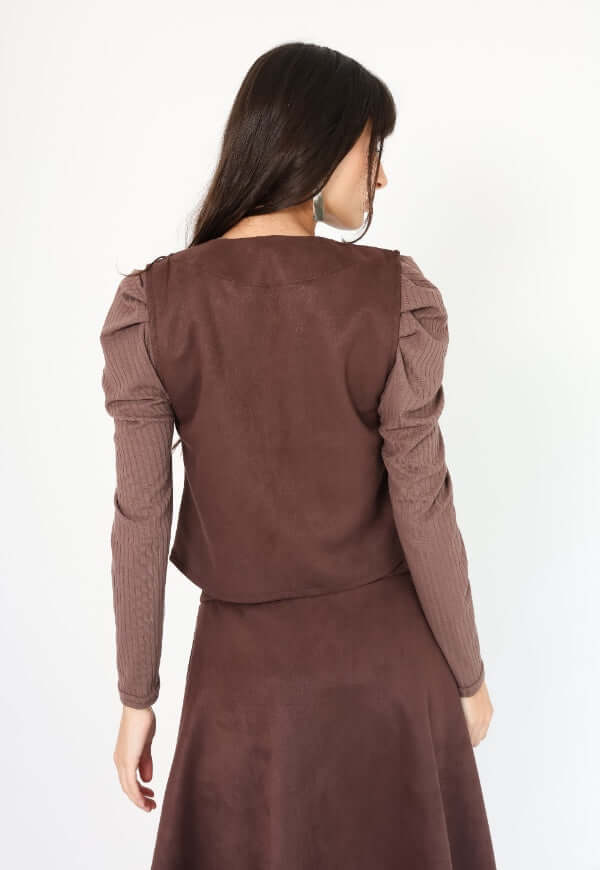 Detalle frontal chaqueta Gillette gamuza café moro, moda femenina Natalia Seguel