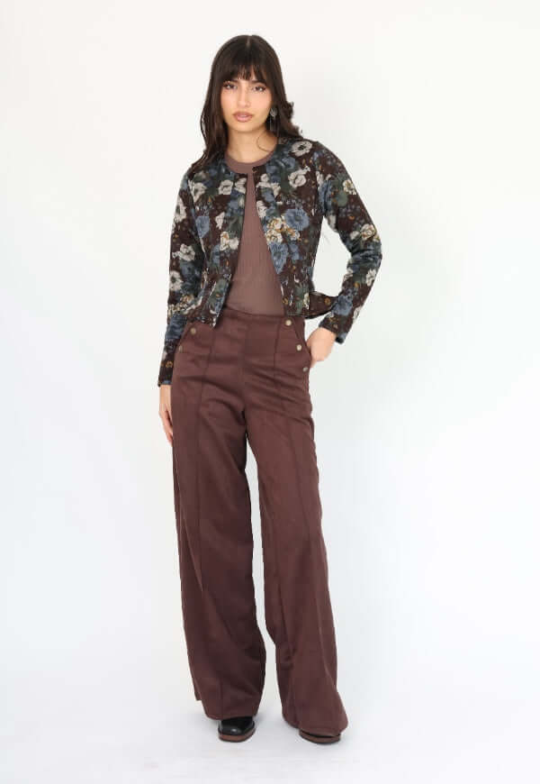 Chaqueta Gabriela Peplum café moro azul florecitas Natalia Seguel, detalle frontal