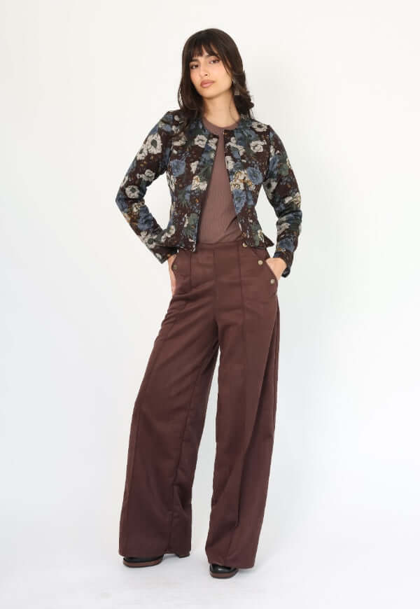 Chaqueta Gabriela Peplum con florecitas azul y café moro, perspectiva posterior Natalia Seguel