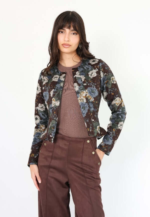 Chaqueta Gabriela Peplum café moro azul florecitas, ángulo alternativo Natalia Seguel