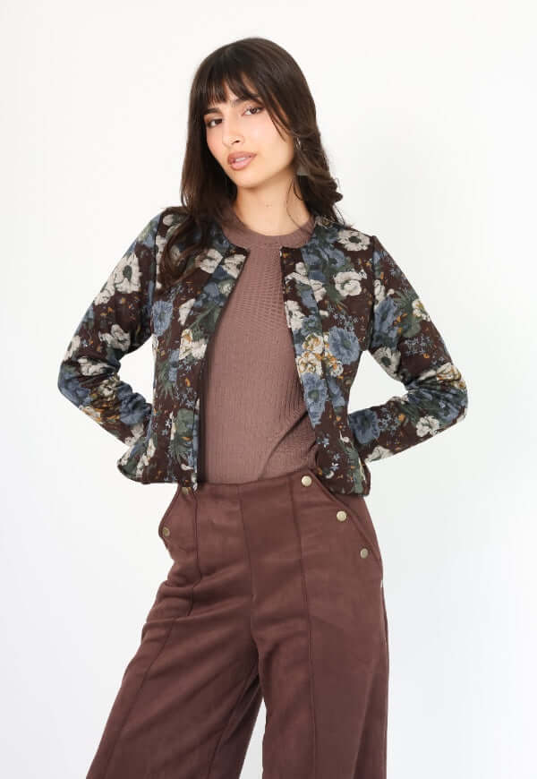 Detalle de estampado florecitas azul en chaqueta peplum café moro Natalia Seguel