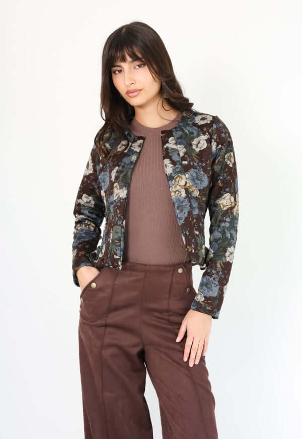 Chaqueta Gabriela Peplum florecitas azul y café moro, otra perspectiva Natalia Seguel