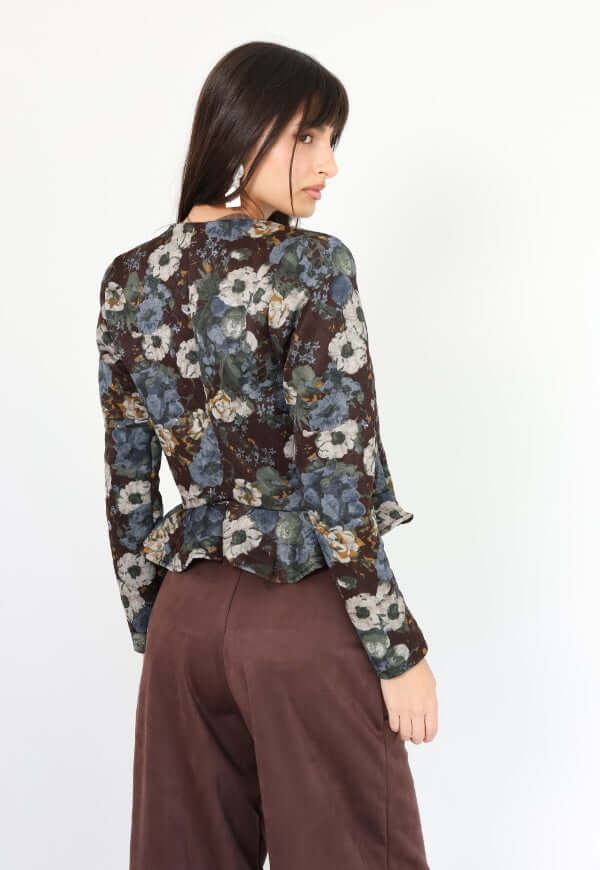 Chaqueta Gabriela Peplum café moro azul florecitas Natalia Seguel, ángulo lateral adicional