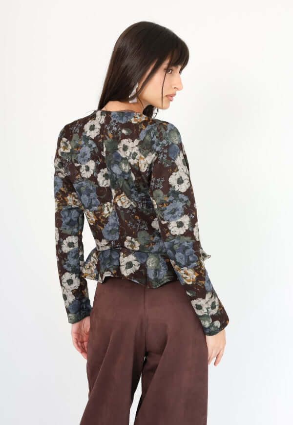 Chaqueta Gabriela Peplum con florecitas azul y café moro Natalia Seguel, imagen de conjunto