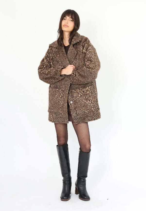 Chaqueta Leticia Larga Animal Print Pitón Beige Natalia Seguel, detalle de estampado pitón