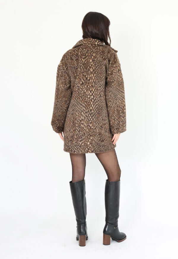 Vista posterior chaqueta larga Leticia pitón beige, diseño Natalia Seguel