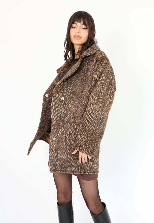 Chaqueta Leticia Larga pitón beige Natalia Seguel, detalle del estampado animal print