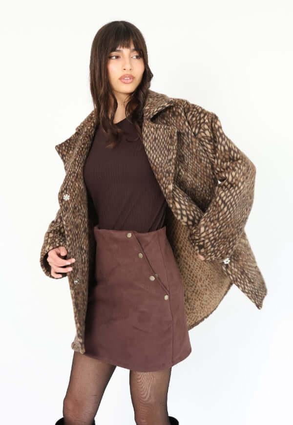 Chaqueta Leticia Larga beige con print pitón, otra perspectiva del diseño de autor Natalia Seguel