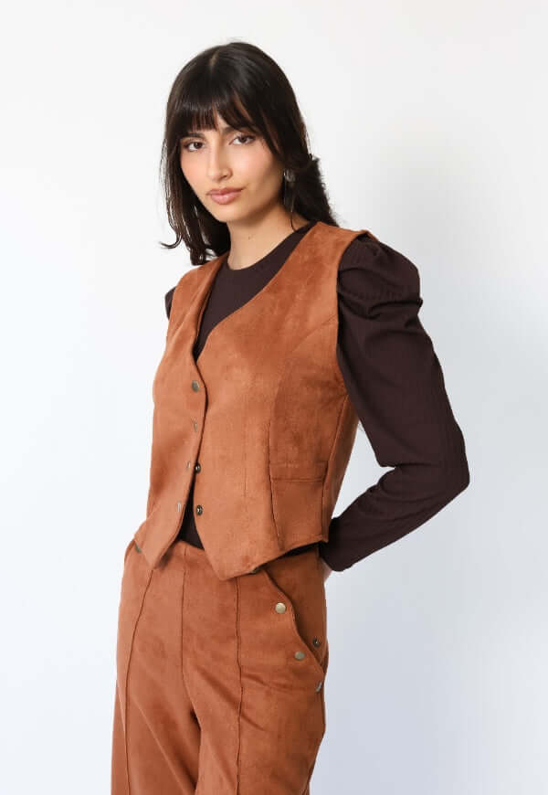 Chaqueta Gillette gamuza camel Natalia Seguel, ángulo lateral del diseño autor