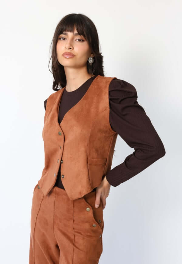 Chaqueta Gillette gamuza camel Natalia Seguel, otra perspectiva del diseño