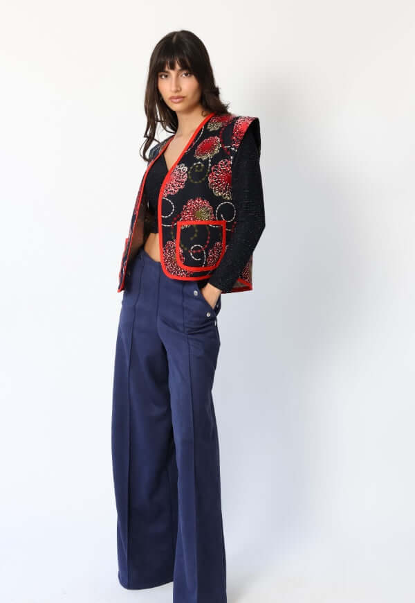Chaquetilla Ana Azul Mandalas Rojo Natalia Seguel, vista secundaria del diseño de autor