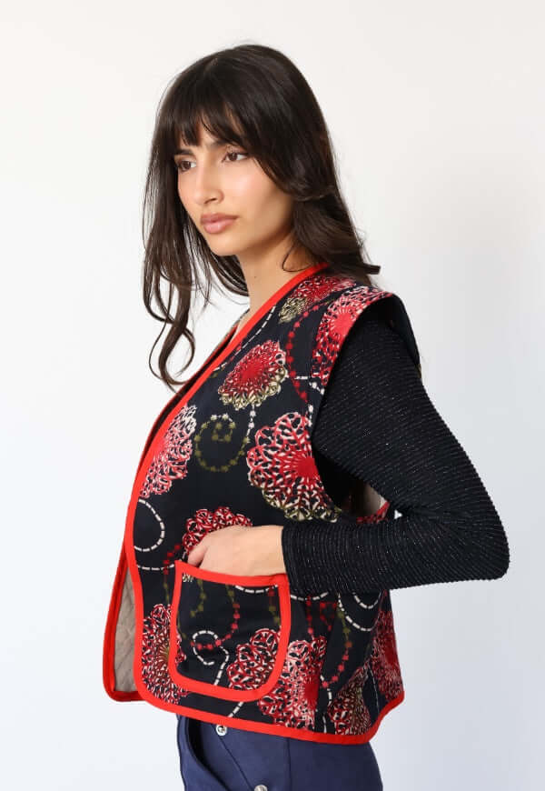 Chaquetilla Ana azul con mandalas rojo, detalle del estampado Natalia Seguel
