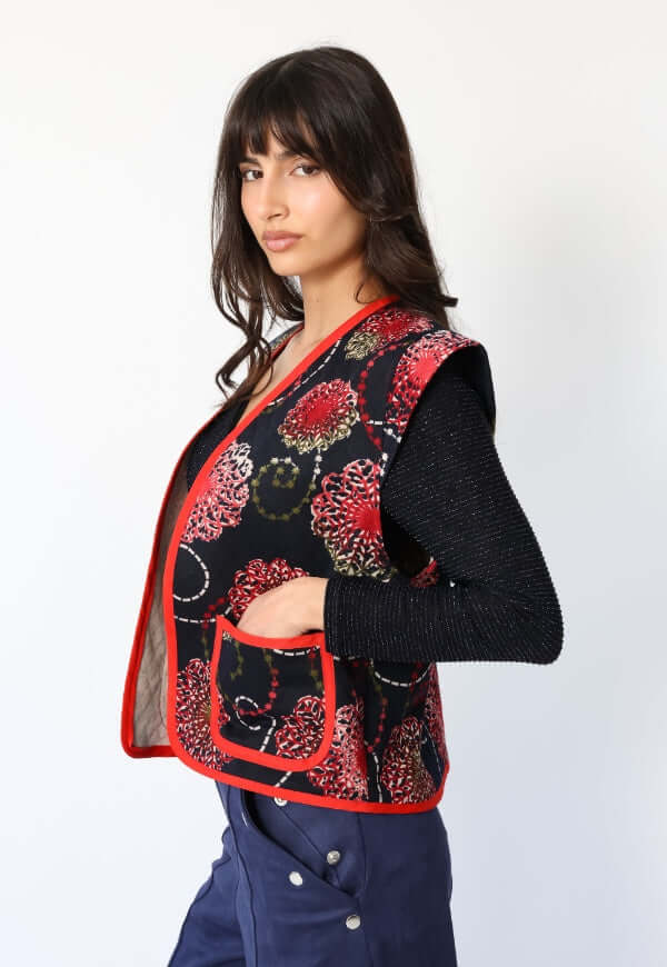 Chaquetilla Ana Azul Mandalas Rojo, ángulo lateral diseño de autor Natalia Seguel