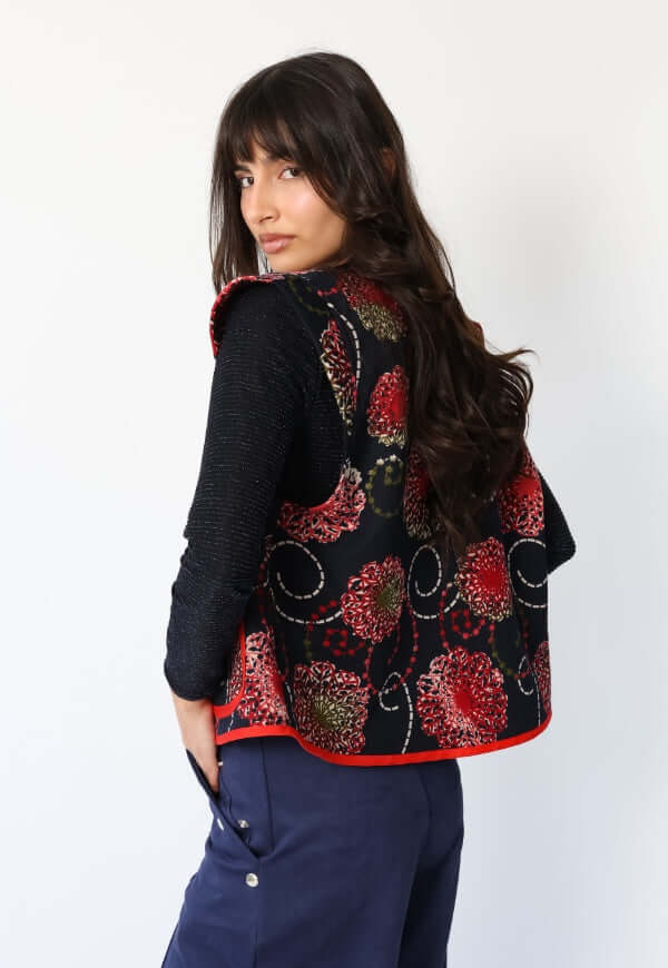 Chaquetilla Ana azul mandalas rojo Natalia Seguel, perspectiva alternativa de la prenda