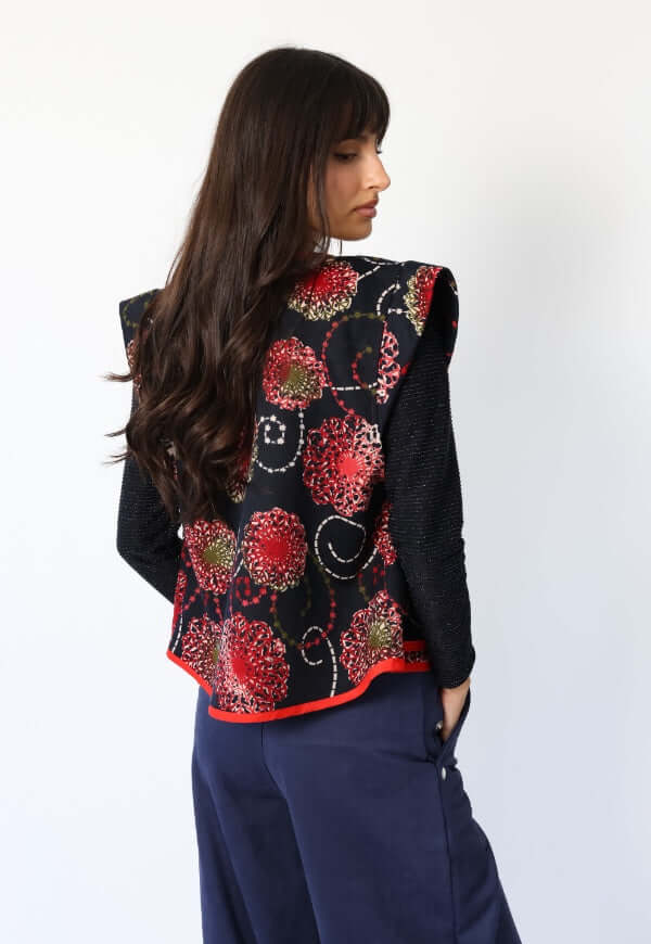 Chaquetilla Ana Azul Mandalas Rojo, vista de espalda diseño de autor Natalia Seguel