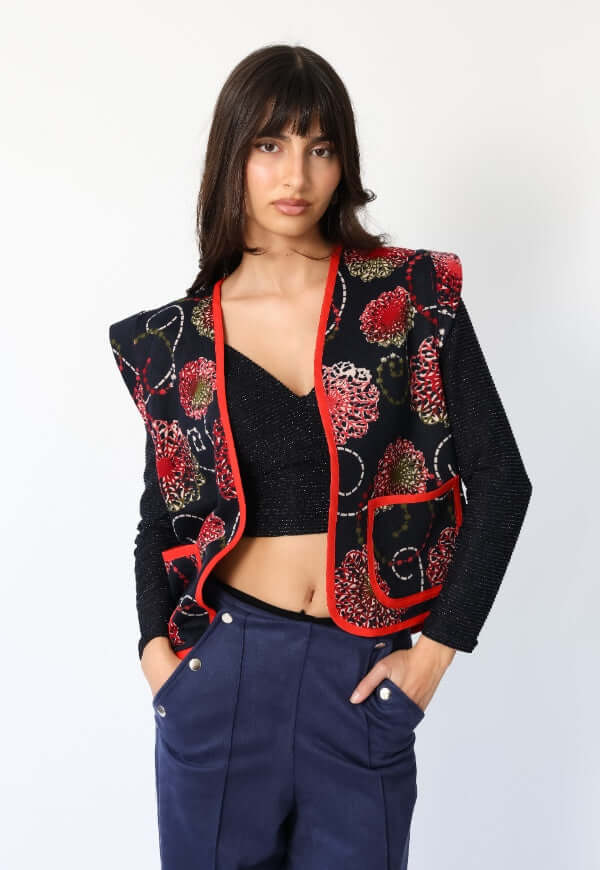 Chaquetilla Ana azul con mandalas rojo, detalle de confección Natalia Seguel
