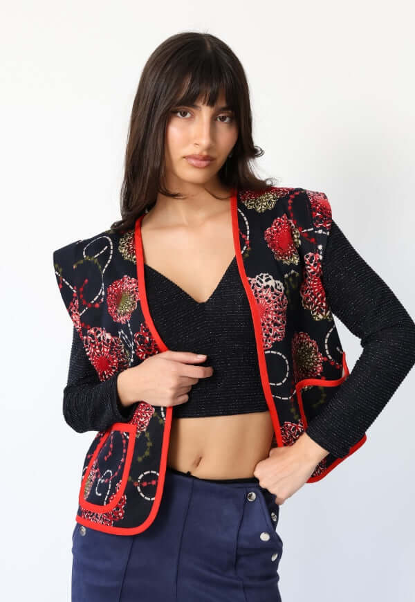 Chaquetilla Ana azul mandalas rojo Natalia Seguel vista alternativa