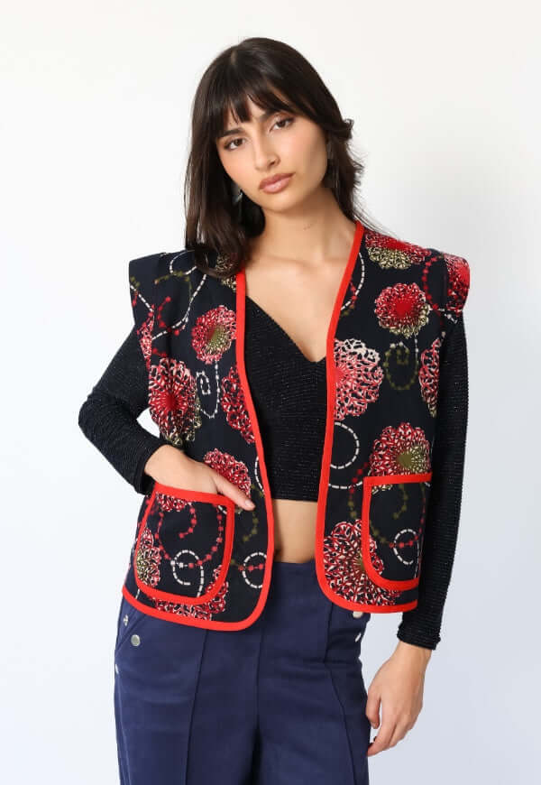 Detalle chaquetilla Ana azul con mandalas rojo diseño Natalia Seguel