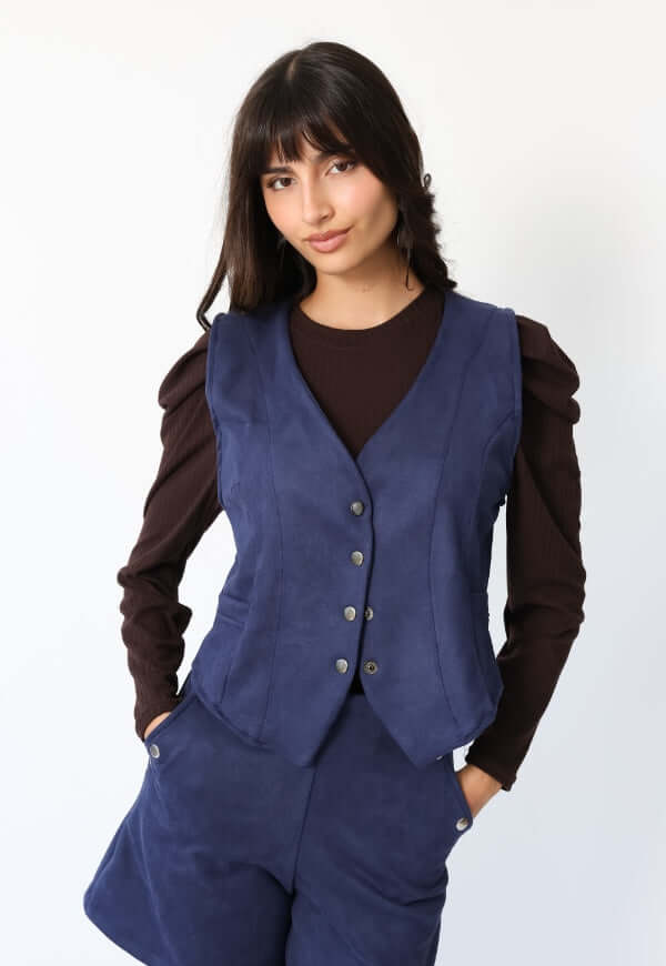 Chaqueta Gillette en gamuza azul francia Natalia Seguel, detalle de silueta y acabado