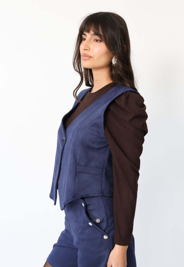 Chaqueta Gillette gamuza azul francia, ángulo lateral diseño de autor Natalia Seguel