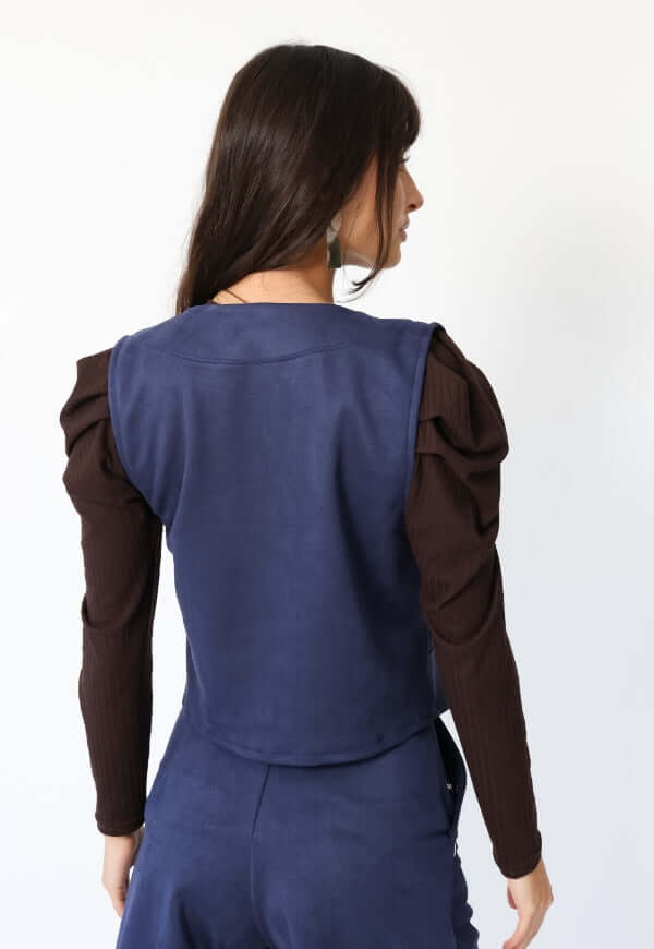 Chaqueta Gillette Gamuza Azul Francia, otra perspectiva del diseño Natalia Seguel
