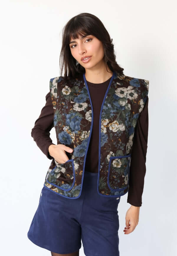 Chaquetilla Ana café moro con estampado flores Natalia Seguel detalle