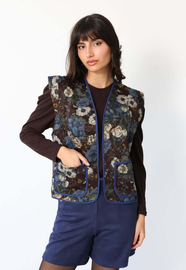 Otra perspectiva chaquetilla Ana café moro flores diseño de autor Natalia Seguel