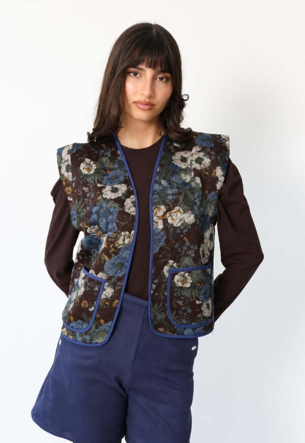 Chaquetilla Ana café moro flores diseño de autor Natalia Seguel