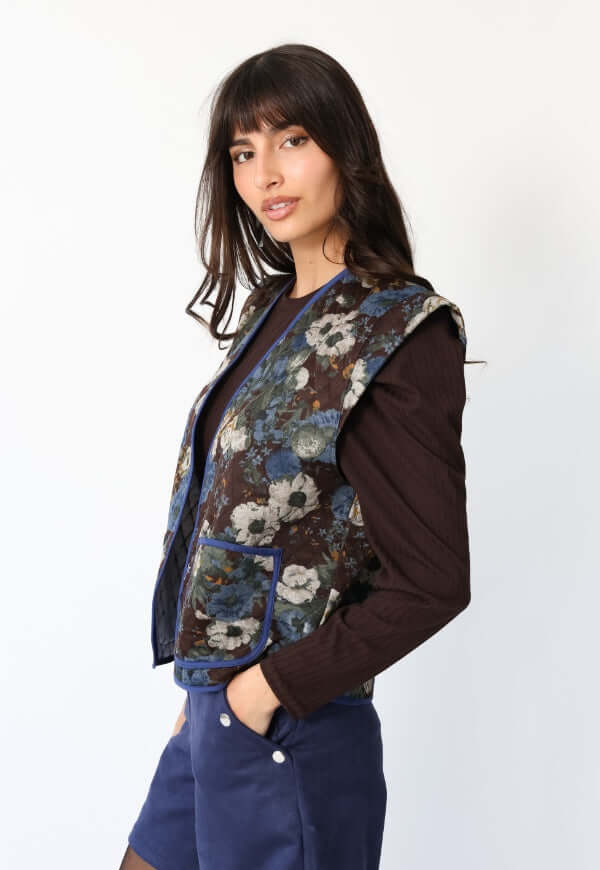 Chaquetilla Ana café moro flores Natalia Seguel ángulo frontal alternativo
