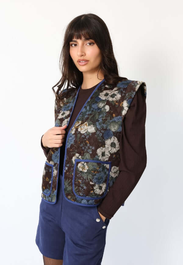 Detalle estampado flores chaquetilla Ana café moro Natalia Seguel