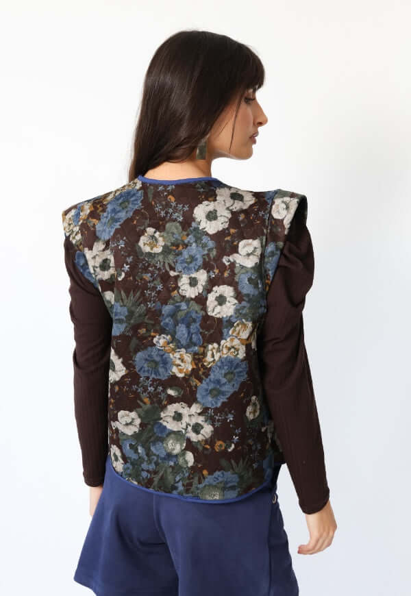 Chaquetilla Ana café moro flores, vista alternativa, diseño de autor Natalia Seguel