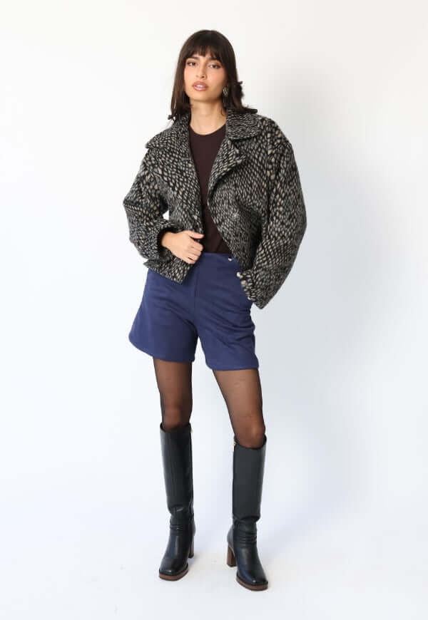 Chaqueta Leticia print pitón gris desde otra perspectiva, Natalia Seguel
