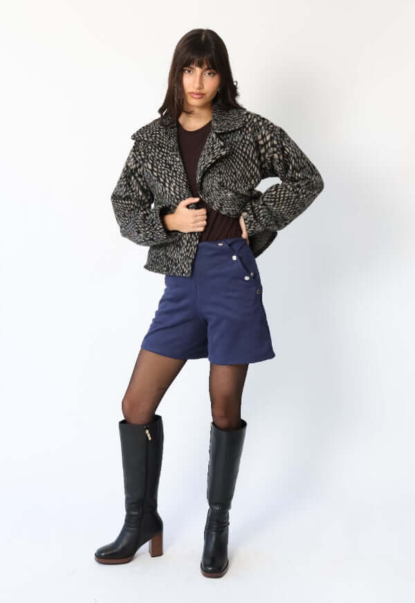 Detalle de chaqueta Leticia print pitón gris, diseño de autor Natalia Seguel