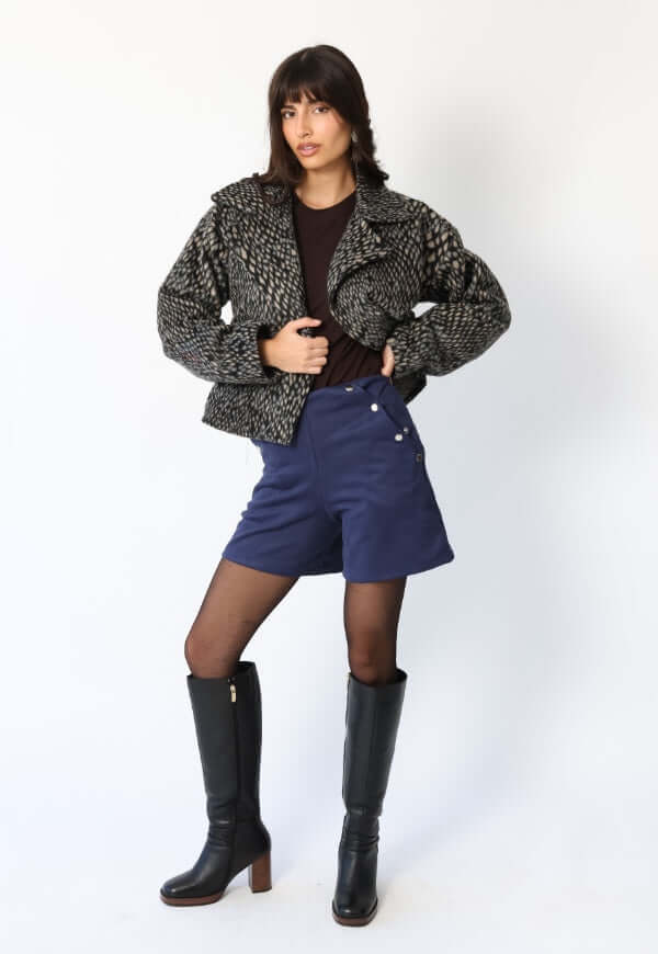 Chaqueta Leticia pitón gris en ángulo lateral, Natalia Seguel ropa mujer Chile