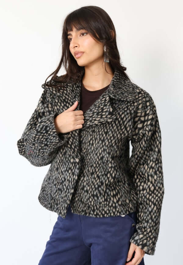Chaqueta Leticia pitón gris vista posterior, Natalia Seguel moda femenina Chile