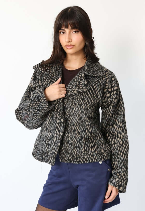 Detalle adicional de chaqueta Leticia print pitón gris, Natalia Seguel