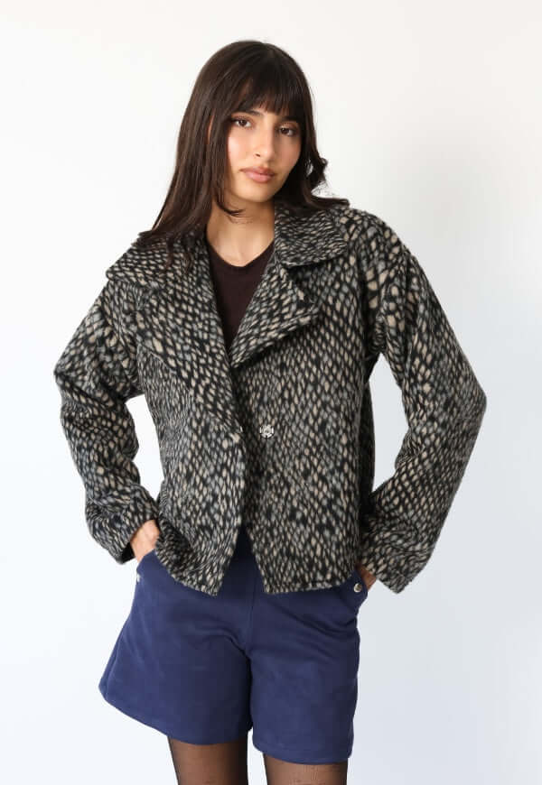 Chaqueta Leticia pitón gris, ángulo complementario, diseño de autor Natalia Seguel