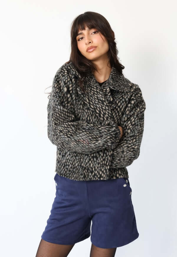 Detalle chaqueta Leticia print pitón gris diseño de autor Natalia Seguel
