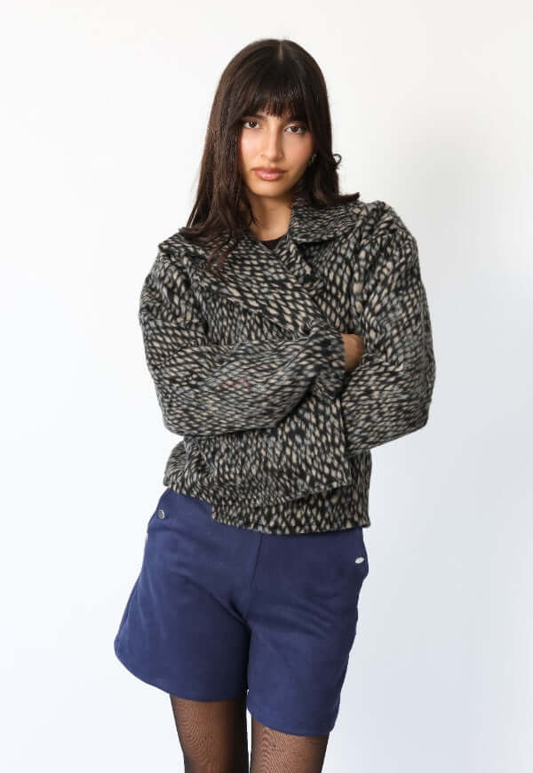 Chaqueta Leticia print pitón gris Natalia Seguel ángulo lateral