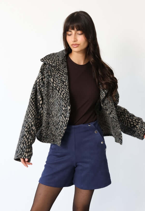 Chaqueta Leticia print pitón gris Natalia Seguel perspectiva posterior