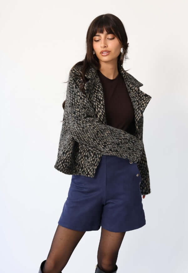 Chaqueta Leticia print pitón gris Natalia Seguel, detalle de diseño de autor